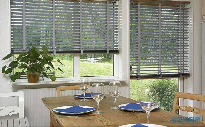 卷簾窗和百葉窗哪個(gè)好 卷簾窗和百葉窗兩者的比較 百葉窗