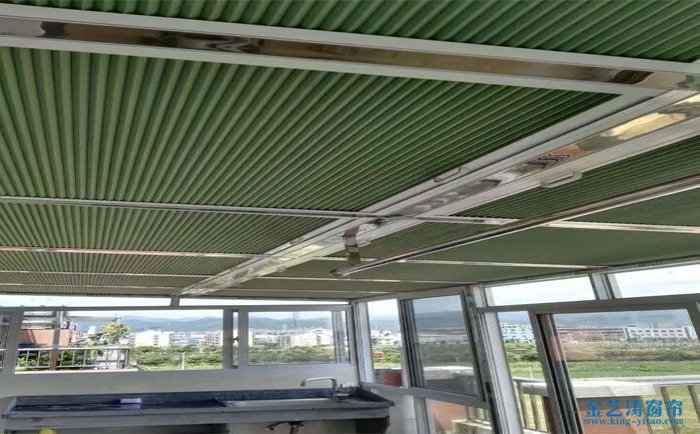 陽光房遮陽窗簾方案五: 頂 部:電動(dòng)蜂巢簾 立 面:蜂巢簾或羅馬簾
